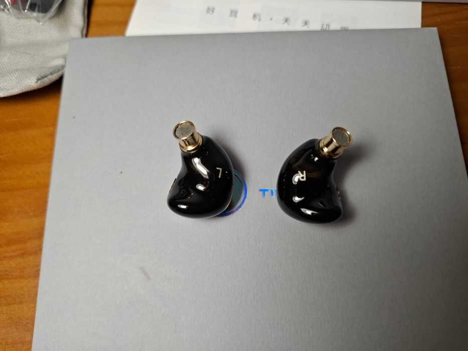 Tin HiFi T3 Plus IEMs c/ pontas SpinFit e cabo