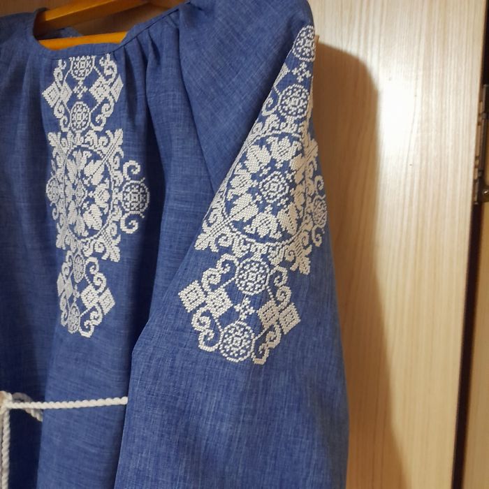 Лляне вишите плаття блакитного кольору