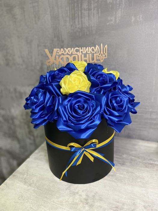 Букет для захисника з стрічки вінок квіти рози троянди