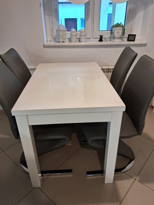 Stół z 4 krzesłami