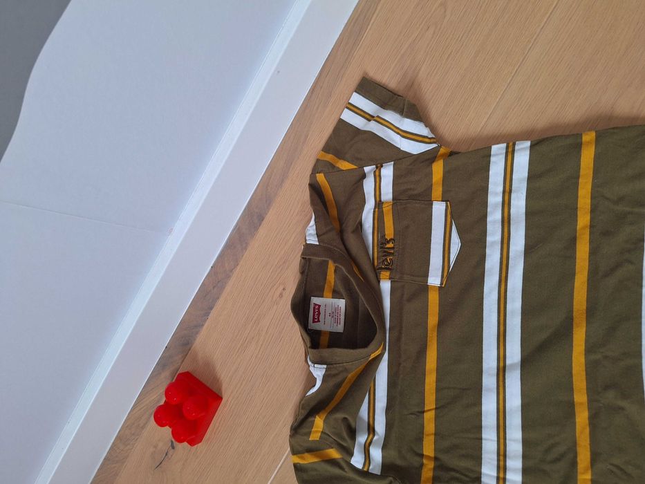 T-shirt elegancki w paski, z kieszonką dla chłopca- levis: like new:viralowy brąz w 2026r.