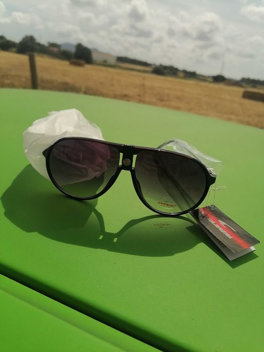 Óculos de sol Carrera com bolsa