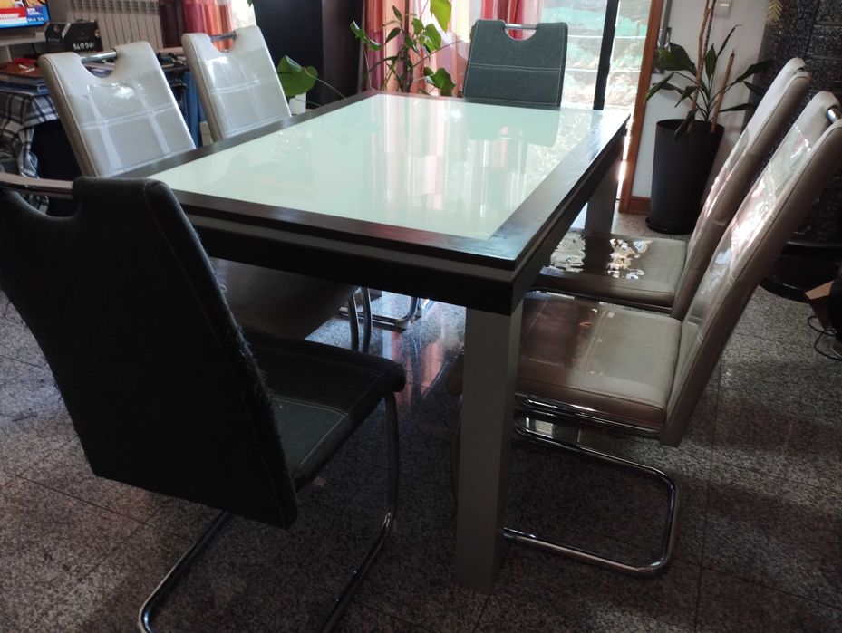 Mesa de jantar extensível (2m) + Oferta cadeiras