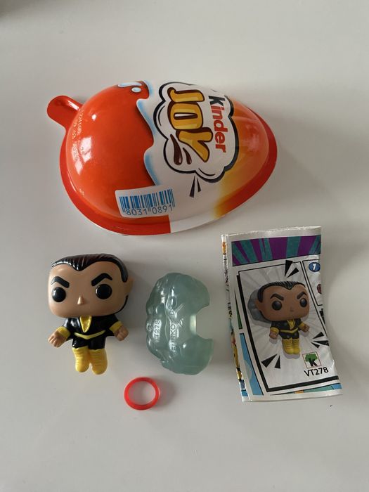 Figurka Black Adam z serii DC z Kinder Joy.