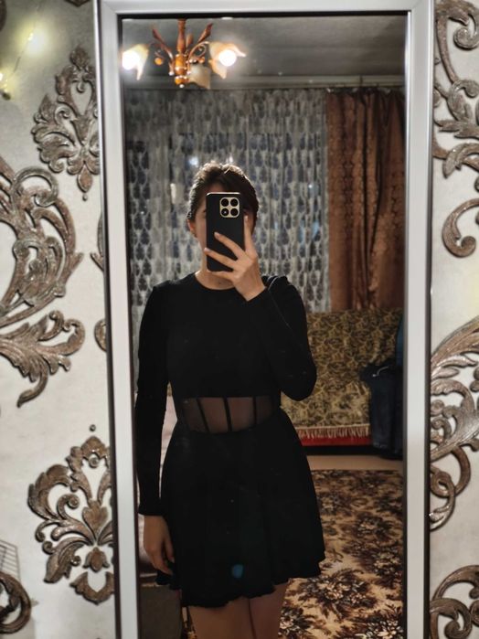 Чорна нова сукня.