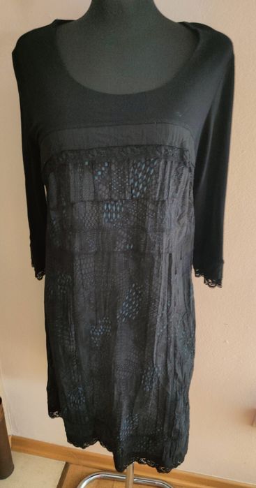 Sukienka damska z długim rękawem.