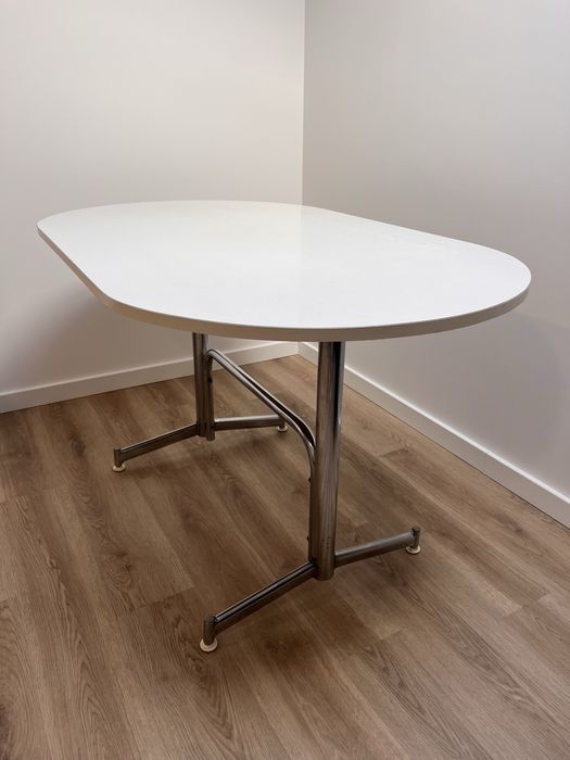 Mesa branca de cozinha