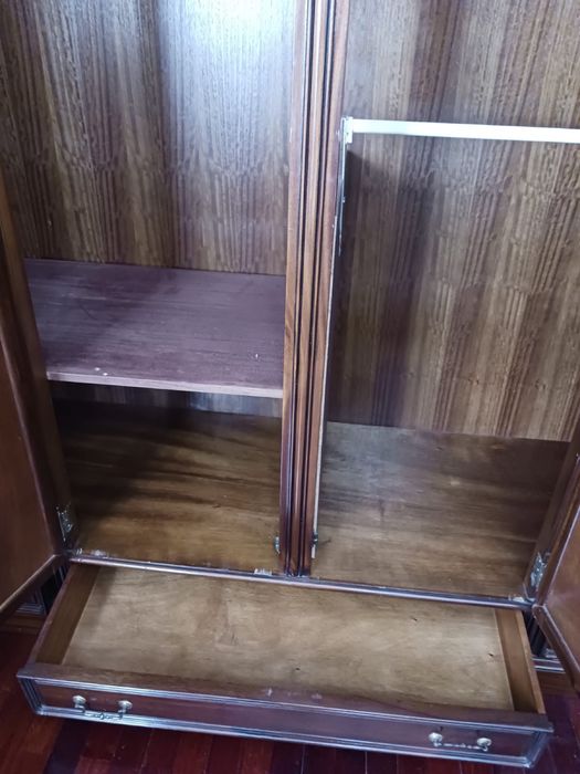 Roupeiro de madeira maciça com 4 portas