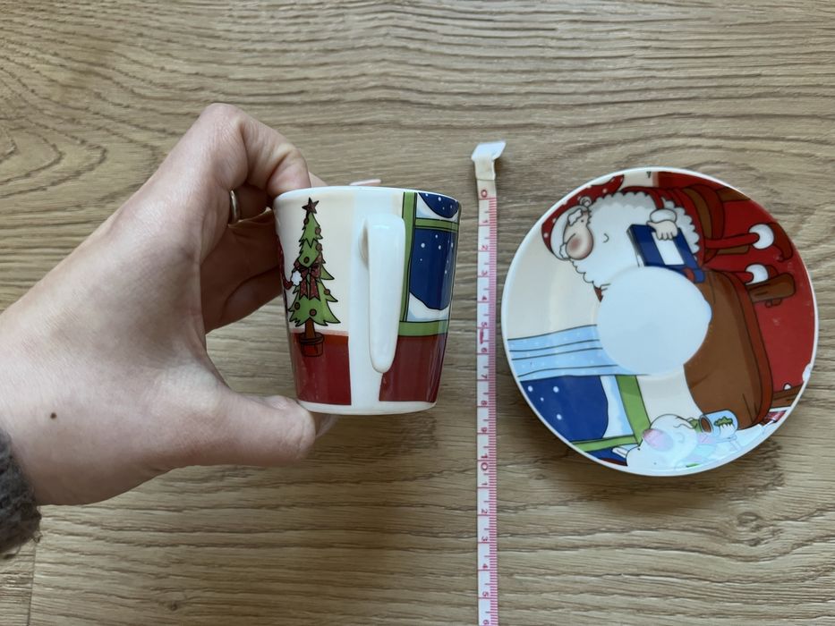 Chavena e pires de café com gravura de Natal