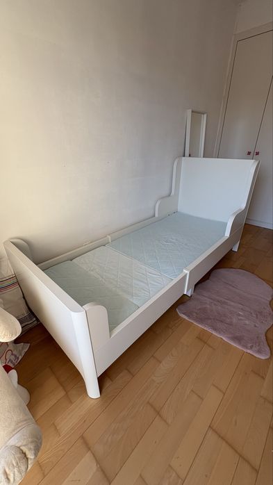 Cama extensivel Busunge branca com colchão (como novos)