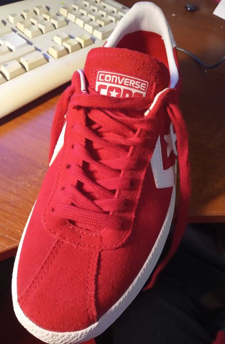 Кроссовки Converse красные, новые, оригинал. Верх - натуральная замша.