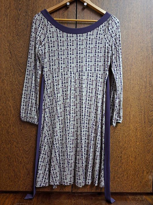 Vestido midi com decote em V e padrão geométrico