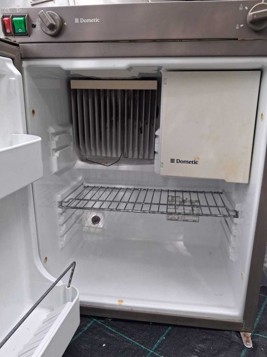 Frigorífico Dometic tri-valente (12V / 220V / Gás) para Caravana/Autocaravana