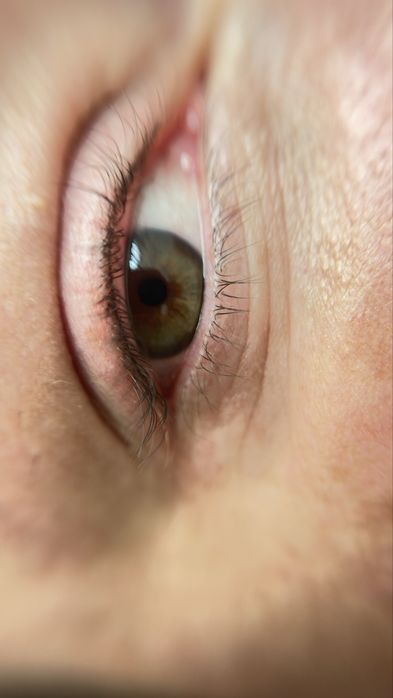 Pudrowe brwi, usta akwarela i międzywiejka – makijaż permanentny