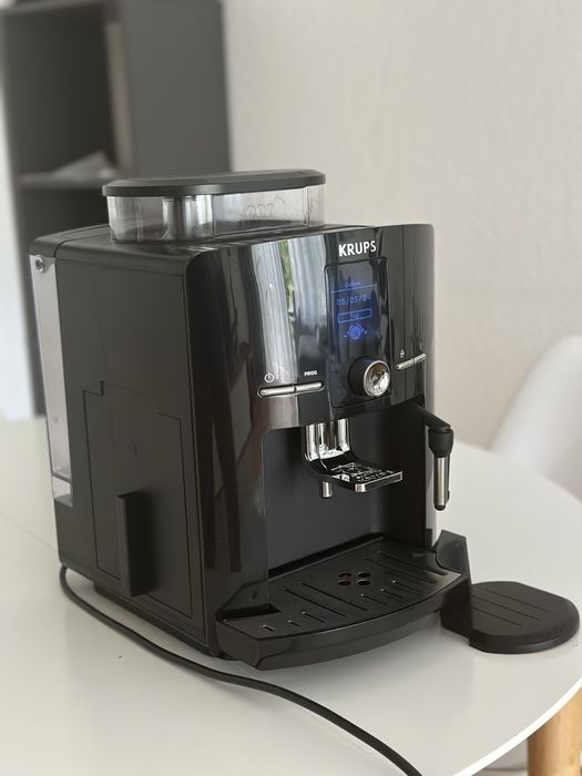Кофемашина KRUPS  в хорошому стані повністю обслугована.