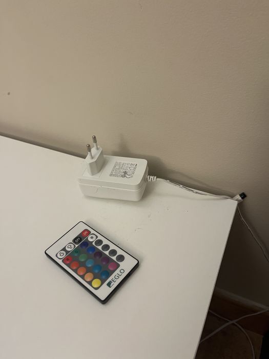 Móvel de sala branco com LED e gavetas “click”