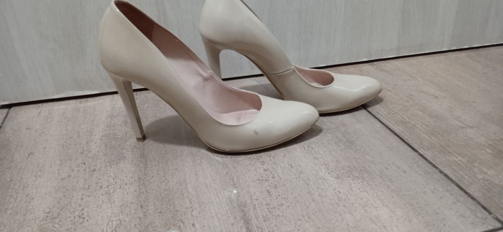 Туфлі класичні,бежевого кольору 37 розмір,але ідеально підійде на 36,