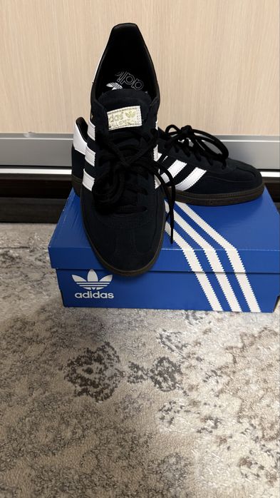 Продам кросівки adidas Hantball spezial