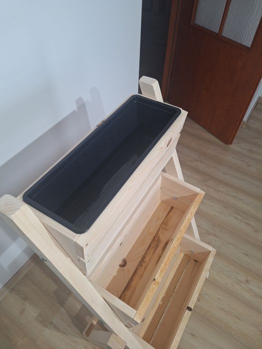 Doniczki ogrodowe stojak