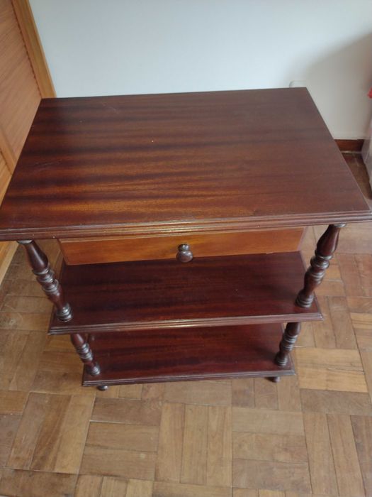 Móvel em madeira maciça