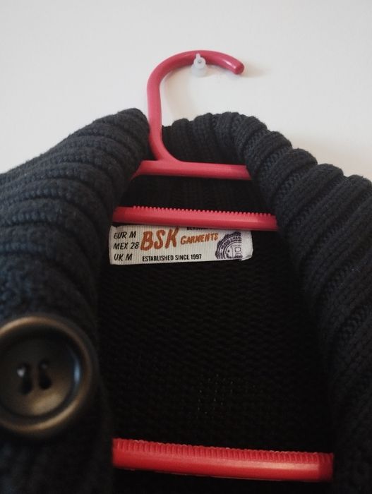 Casaco de Malha Preto de Botões  - Mulher 

Cor: preto 
Tamanho :