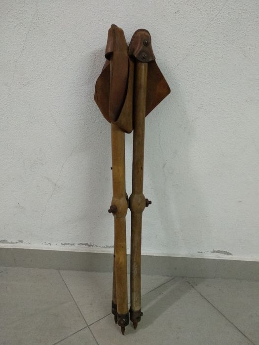 Banco de caça em couro e madeira