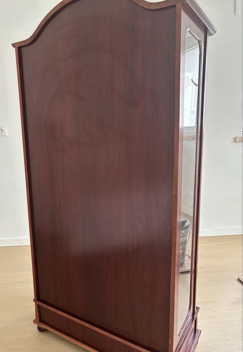 Vitrine com espelho de fundo e gaveta