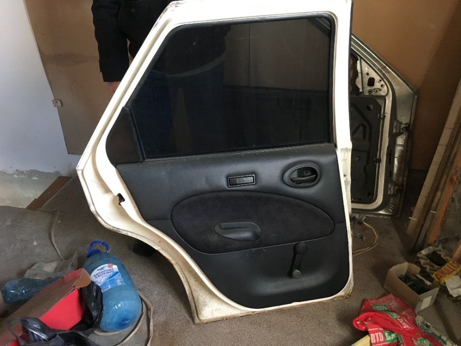Двери Ford escort 1997 97' белые задние