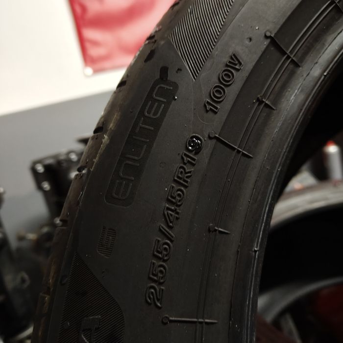 255/45/19 Sprzedam komplet opon letnich Bridgestone z 2025 roku