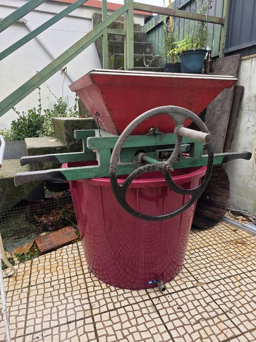 Vendo esmagadora e cesto de 350 litros