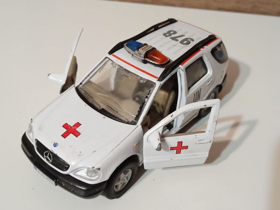 model Mercedes ML320 ambulans