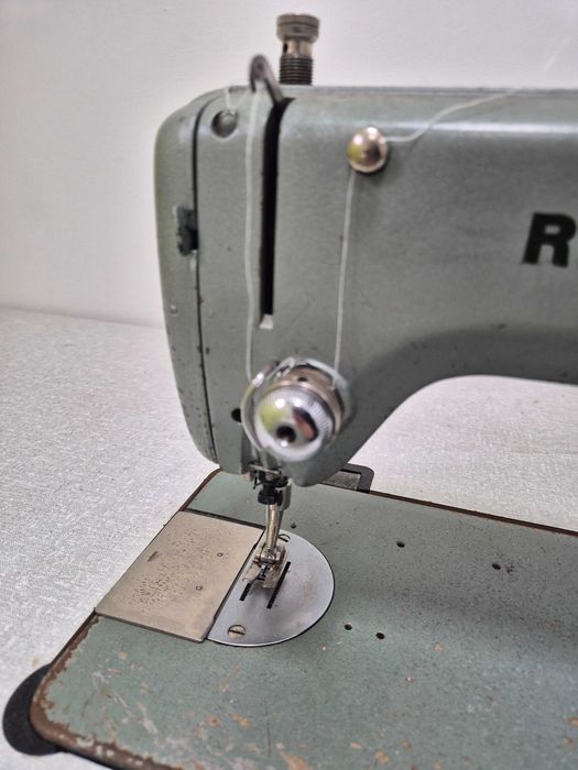 Máquina de Costura Profissional Refrey com Mesa