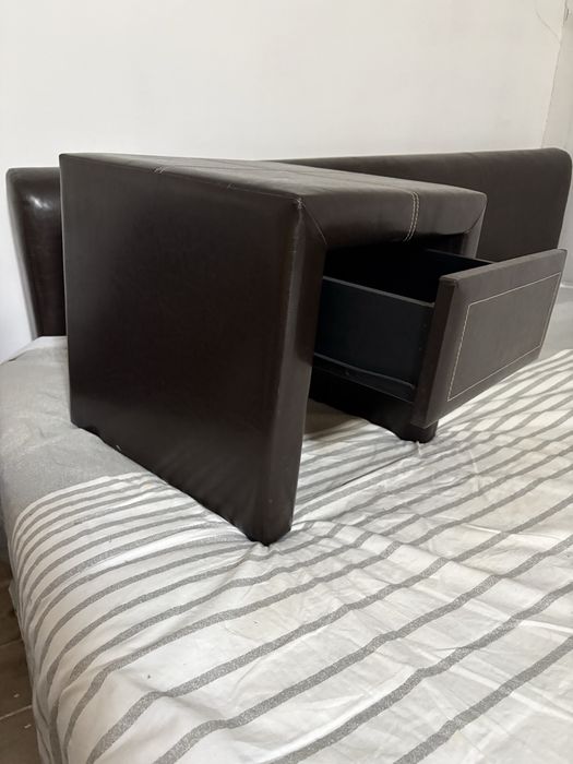 Estrutura de cama com estrado e mesas de cabeceira