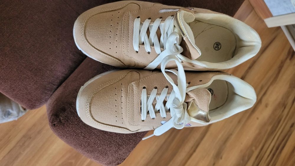 Adidasy  kolory brązowego