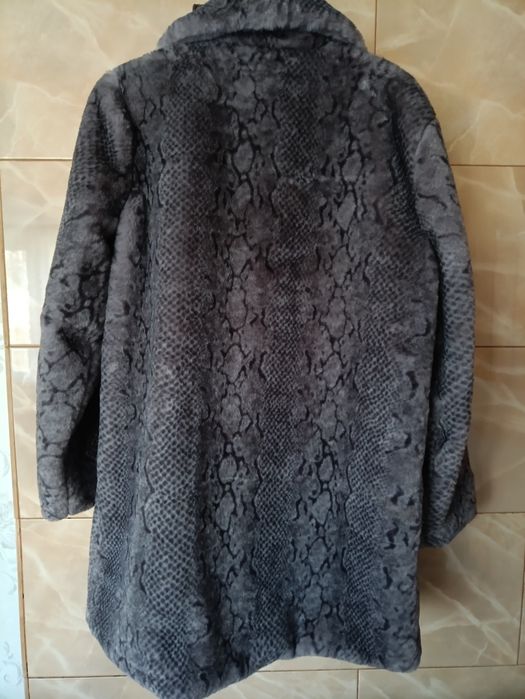 Пальто зі штучного хутра зі зміїним принтом