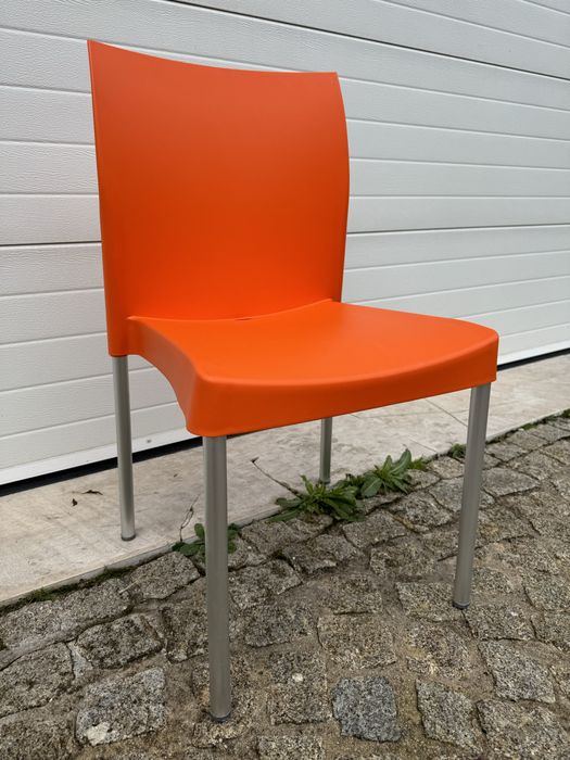 10 Cadeiras em plástico