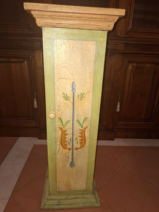 Pequeno móvel de apoio decorativo