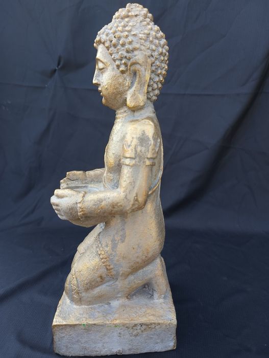 Figurka Budda wykonana z tworzywa