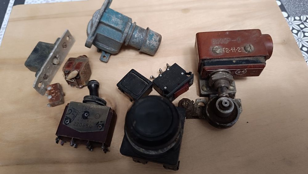 Тумблери, кнопки, перемикачі, включатель