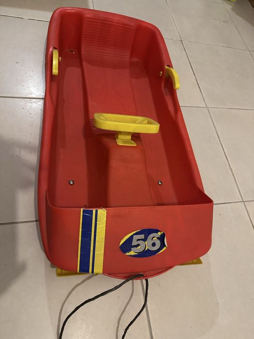 Trenó de neve, com volante e travões