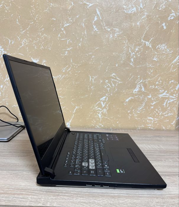 Продам ноутбук ASUS ROG Strix G17 G712LU-EV013