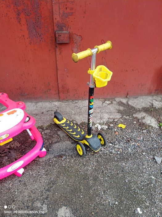 Детский самокат и ходунки