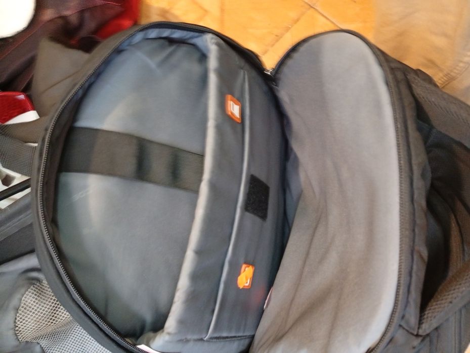 Mochila preta e cinza,espaço para computador,roupa e outros.artigo 100