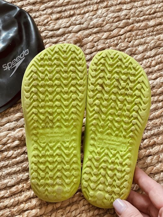 Для плавания шапочка speedo и шлепки