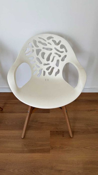 Cadeira Ikea branca com encosto esculpido.