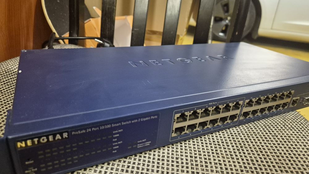 Netgear ProSafe 24 Port 10/100 Smart Switch, 2 Gigabit ports FS726TP