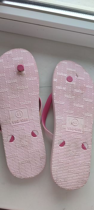 Сланці шльопки взуття