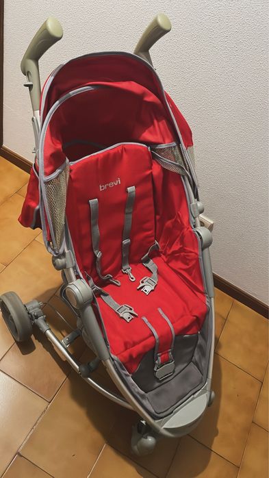 Carrinho de bebe vermelho
