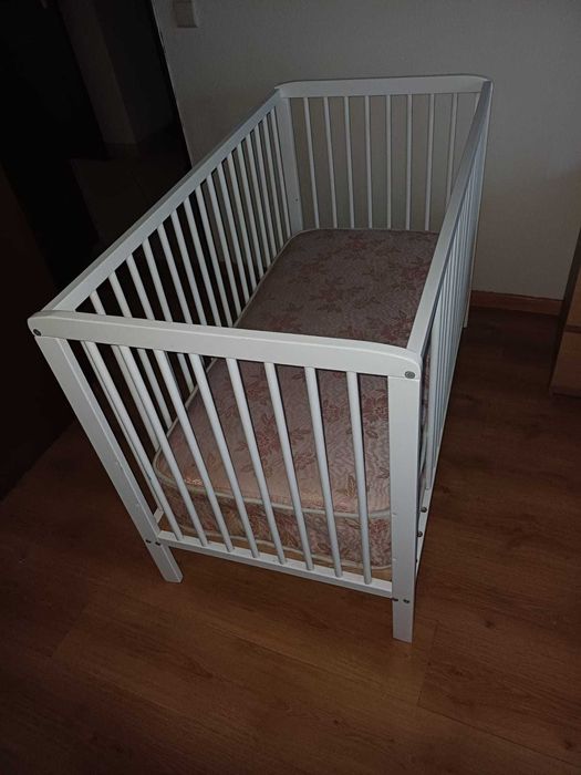 Cama bebé com colchão