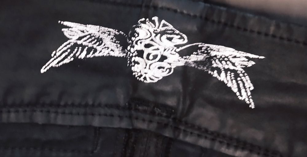 Miękkie woskowane spodnie Cambio S,
W pasie 40 cm x 2
Długość 100 cm
O